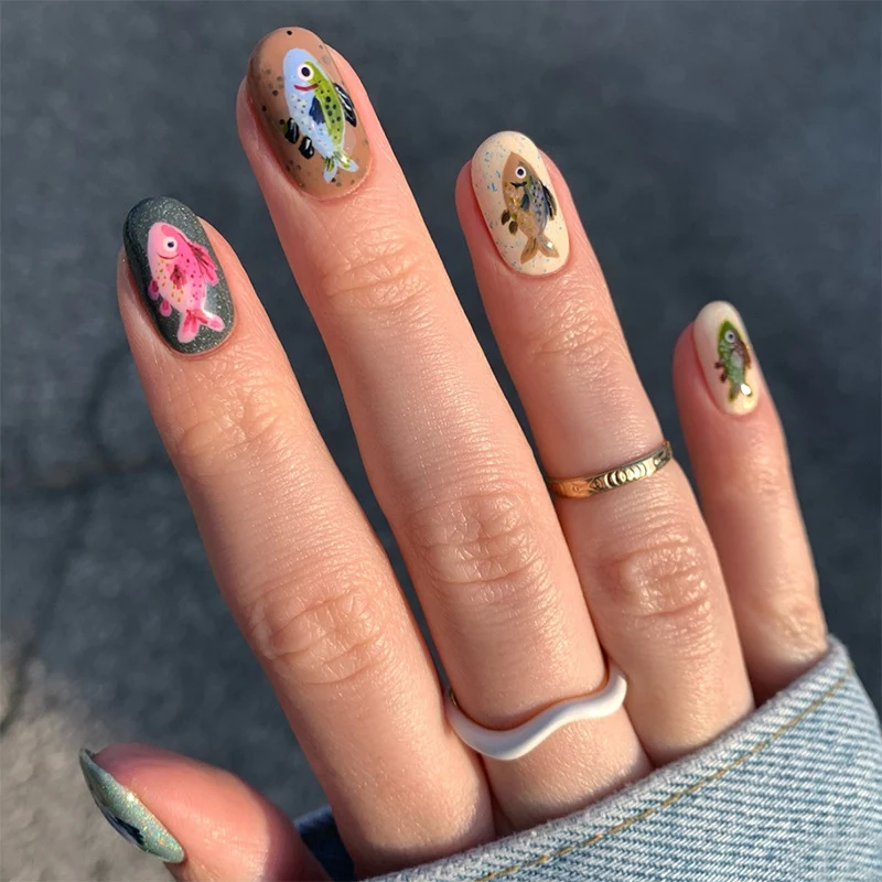 Kreatives Kunstnagelset mit bunten Tiermotiven Karnz