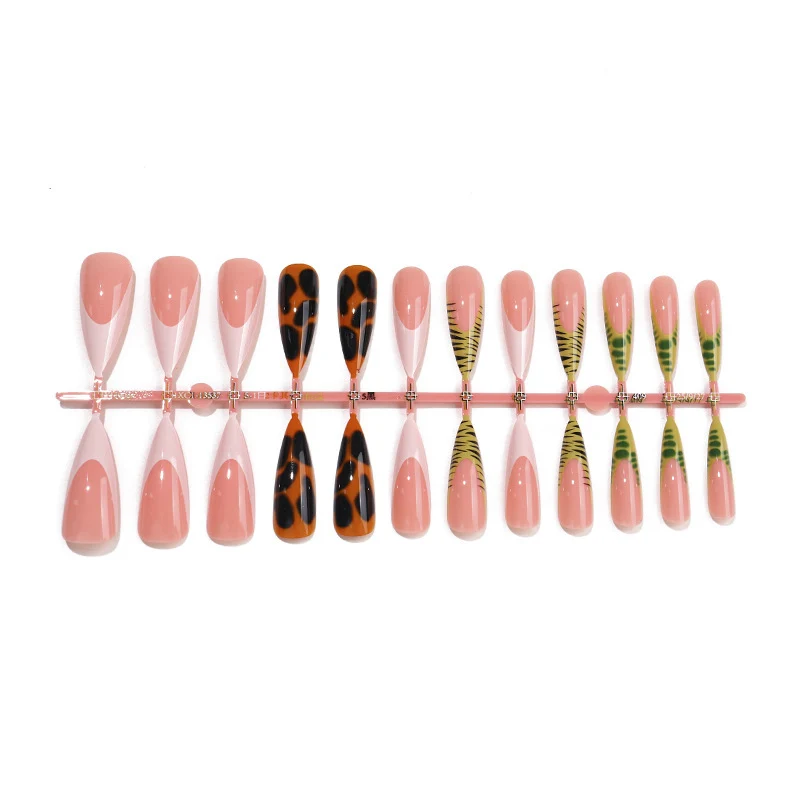 Kreatives Kunstnagelset mit bunten Motiven und unterschiedlichen Formen Karnz