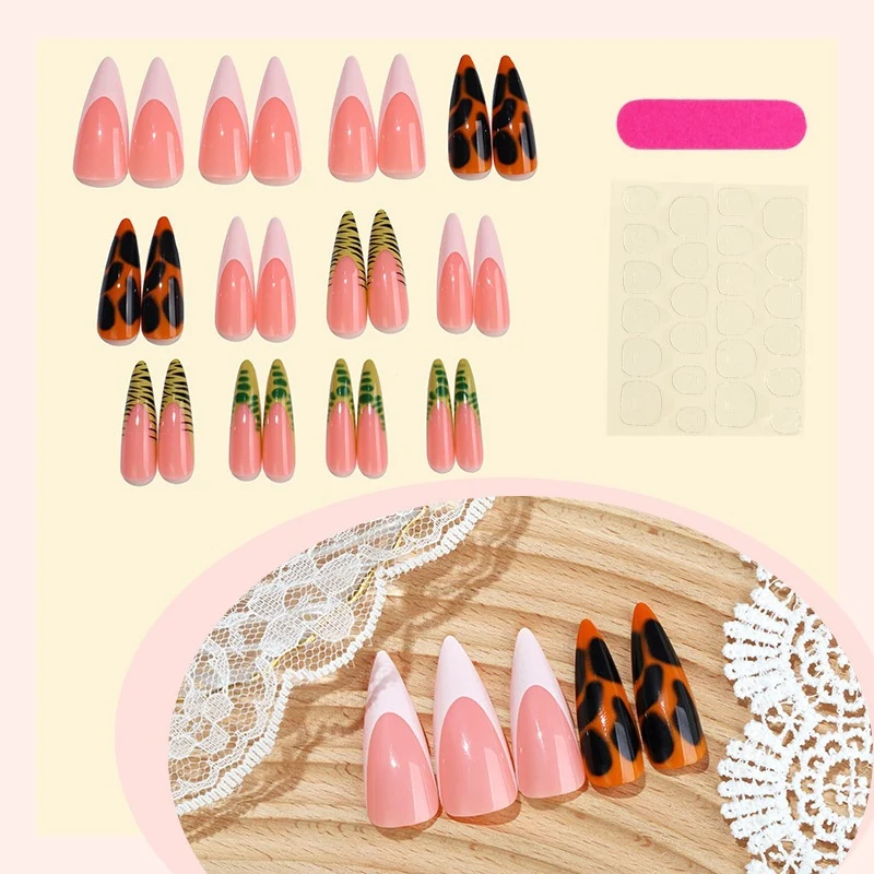 Kreatives Kunstnagelset mit bunten Motiven und unterschiedlichen Formen Karnz