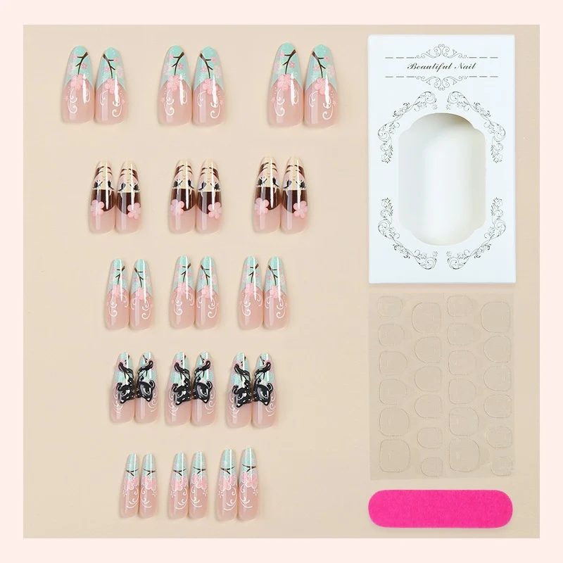 Kreatives Kunstnagelset mit bunten floralen und eleganten Designs Karnz