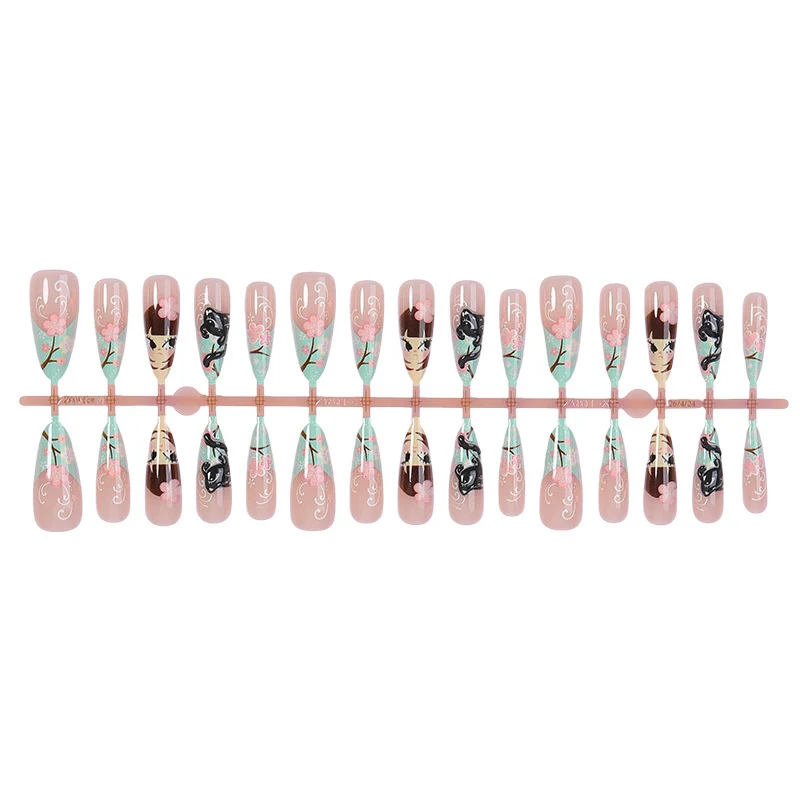 Kreatives Kunstnagelset mit bunten floralen und eleganten Designs Karnz