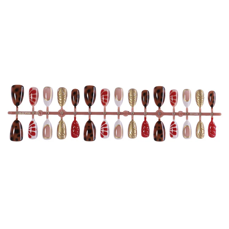 Kreatives Kunstnagelset mit bunten Designs und verschiedenen Texturen Karnz