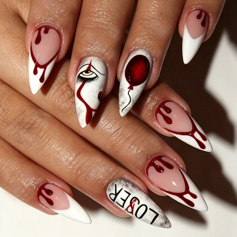 Kreatives Kunstnagelset mit blutigen und gruseligen Designs Karnz