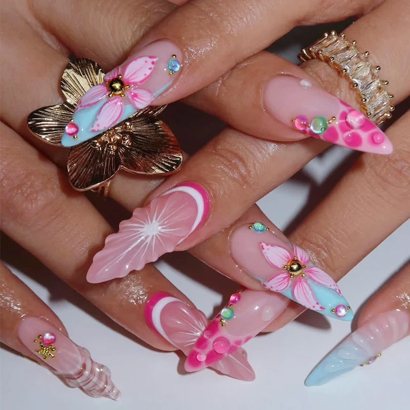 Kreatives Kunstnagelset mit blumigen Designs und dekorativen Akzenten Karnz