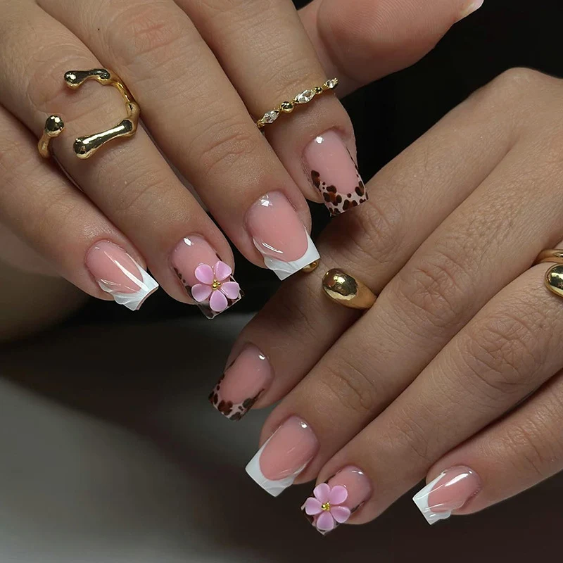 Kreatives Kunstnagelset mit Blumen- und Leopardenmuster Karnz