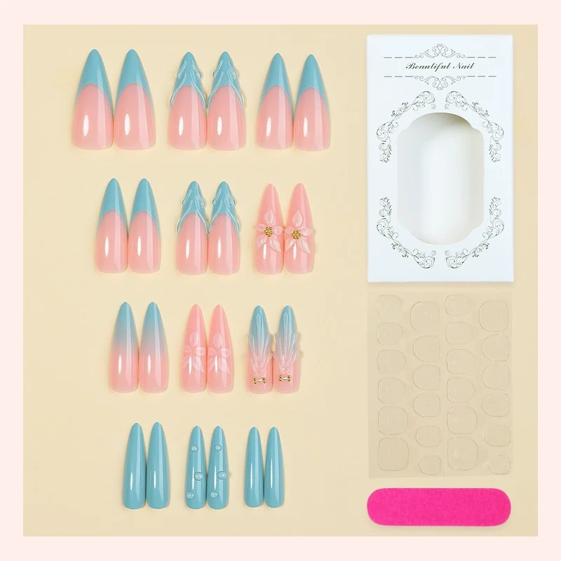 Kreatives Kunstnagelset mit blühenden Akzenten und eleganten Designs Karnz