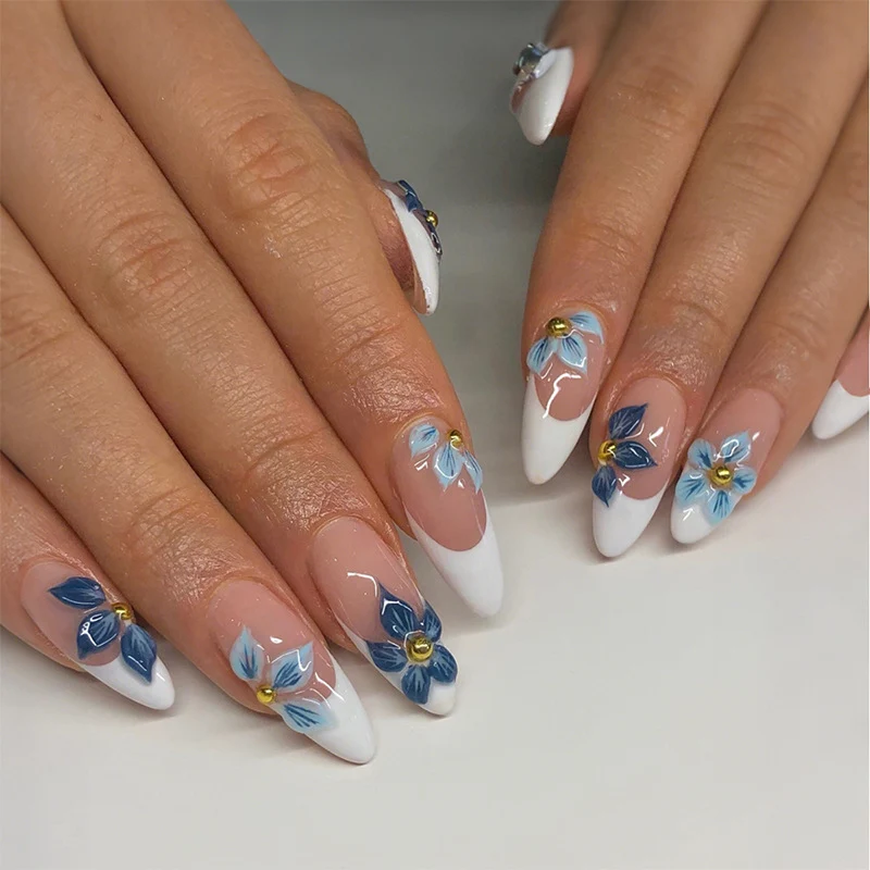 Kreatives Kunstnagelset mit aufwendigen Blumen-Designs Karnz