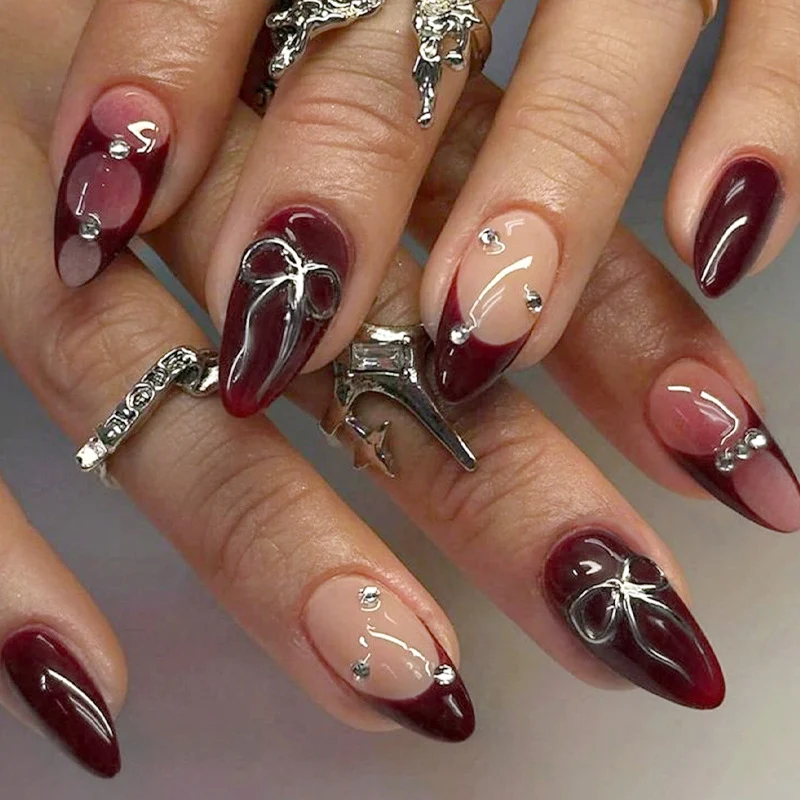 Kreatives Kunstnagelset mit aufwendigem Zweifarbeneffekt und edlen Verzierungen Karnz