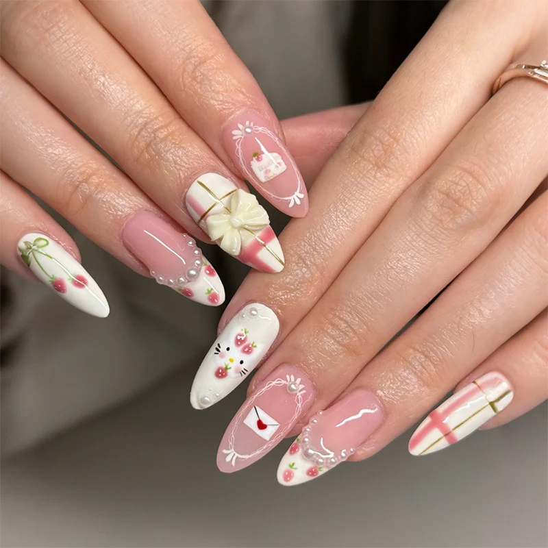 Kreativ gestaltetes Kunstnagelset mit floralen Motiven Karnz
