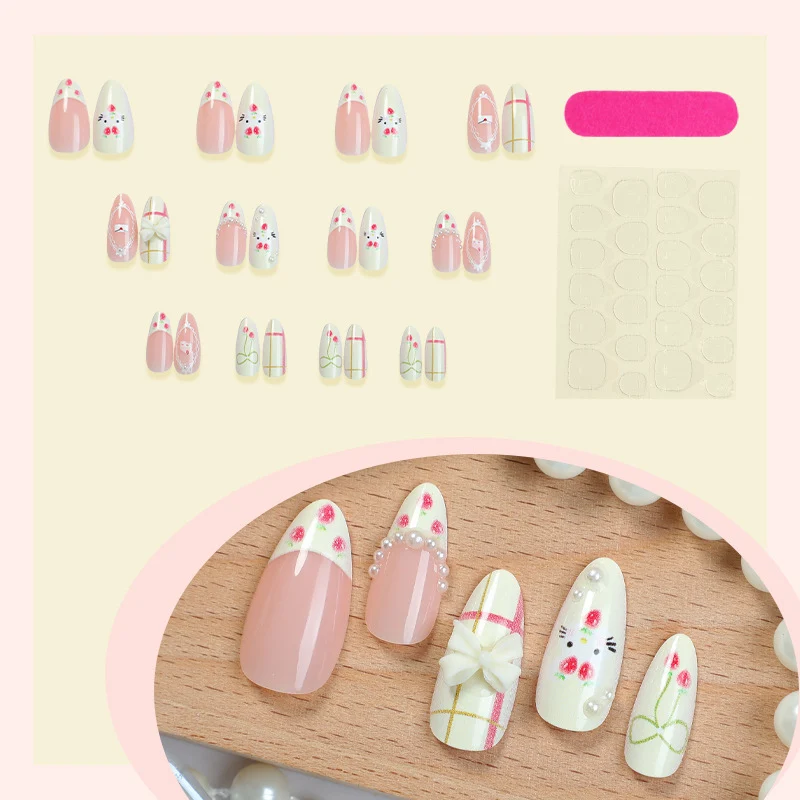 Kreativ gestaltetes Kunstnagelset mit floralen Motiven Karnz