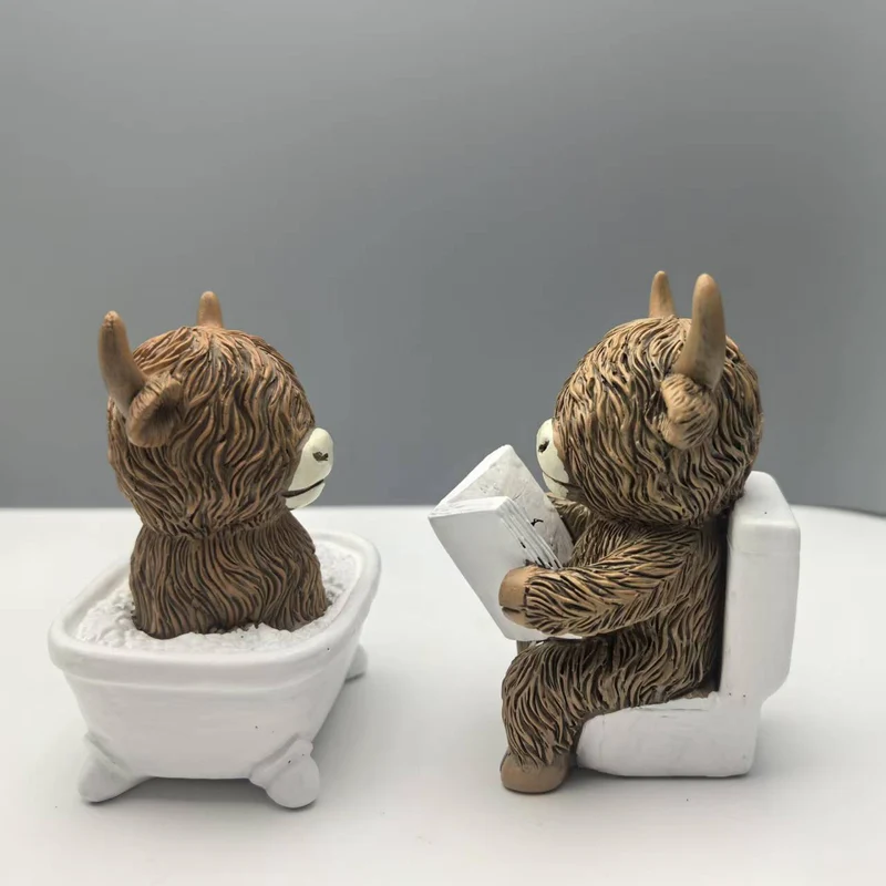 Lustige Dekofigur eines Highlandrinds in Badewanne Karnz