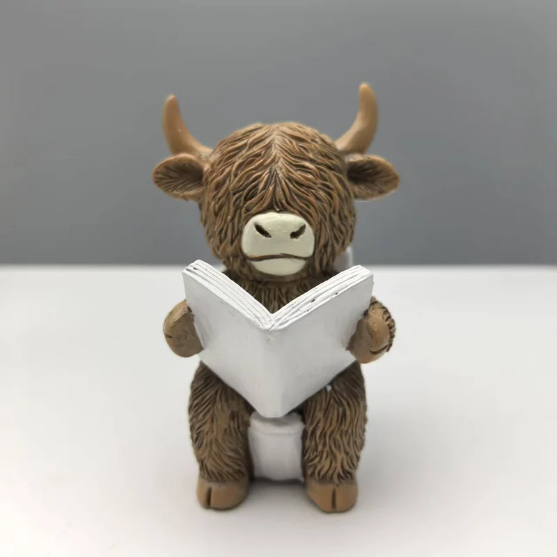 Lustige Dekofigur eines Highlandrinds in Badewanne Karnz