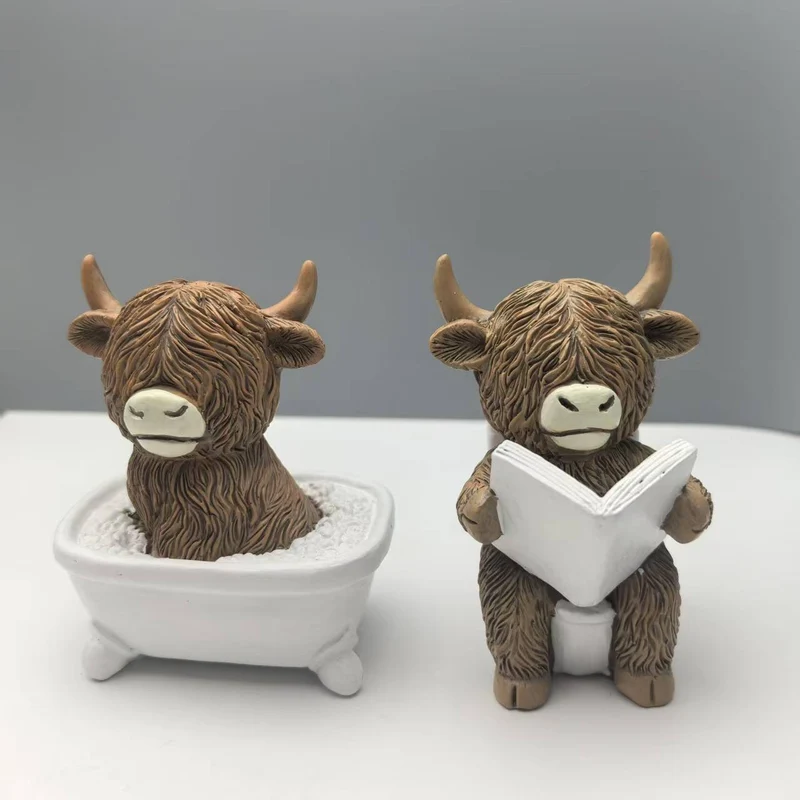 Lustige Dekofigur eines Highlandrinds in Badewanne Karnz