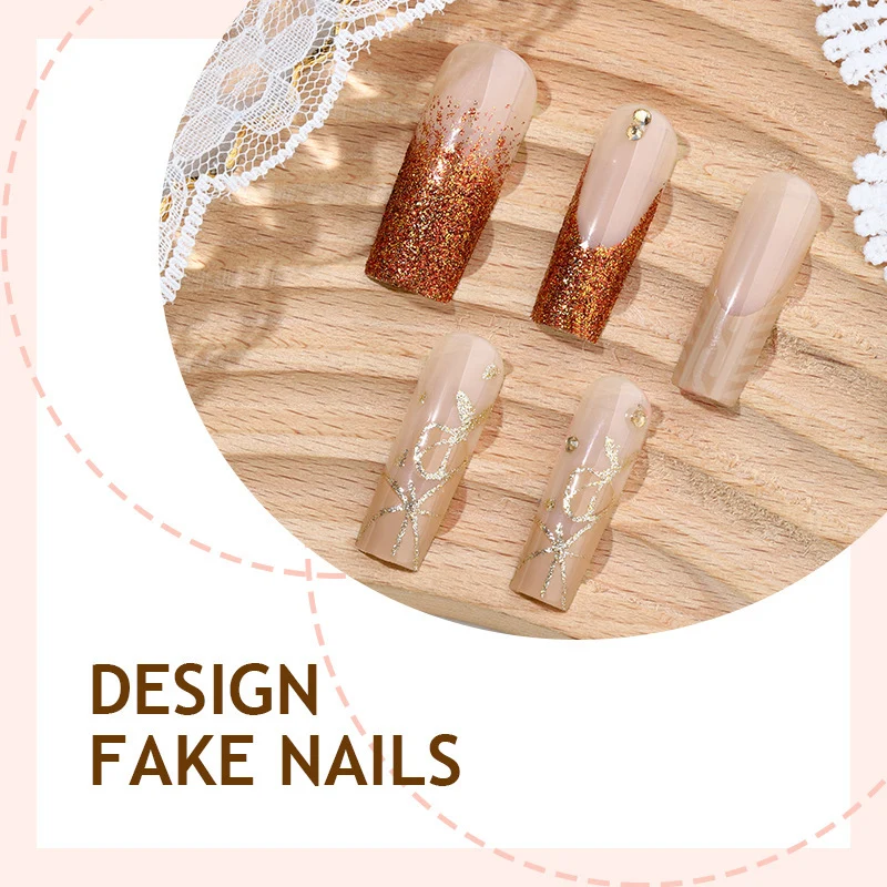 Glamouröses Kunstnagelset mit Glitzer und edlen Verzierungen Karnz