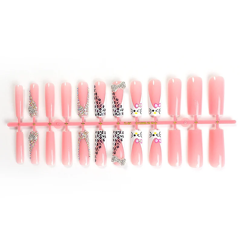 Glamouröses Kunstnagelset mit funkelnden Strassverzierungen und kreativen Tiermotiven Karnz