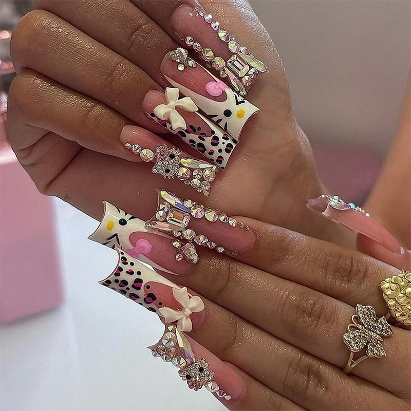 Glamouröses Kunstnagelset mit funkelnden Strassverzierungen und kreativen Tiermotiven Karnz