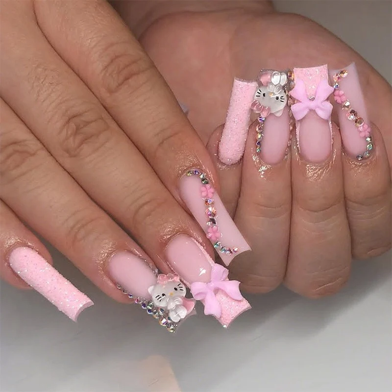 Glamouröses Kunstnagelset mit funkelnden Strassverzierungen und kreativen Tiermotiven Karnz