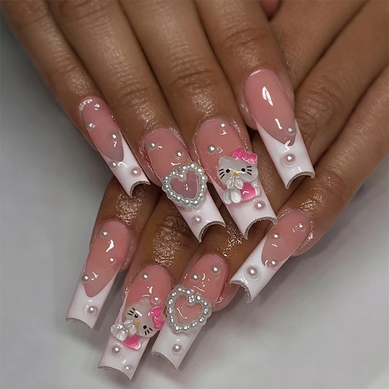Glamouröses Kunstnagelset mit funkelnden Strassverzierungen und kreativen Tiermotiven Karnz