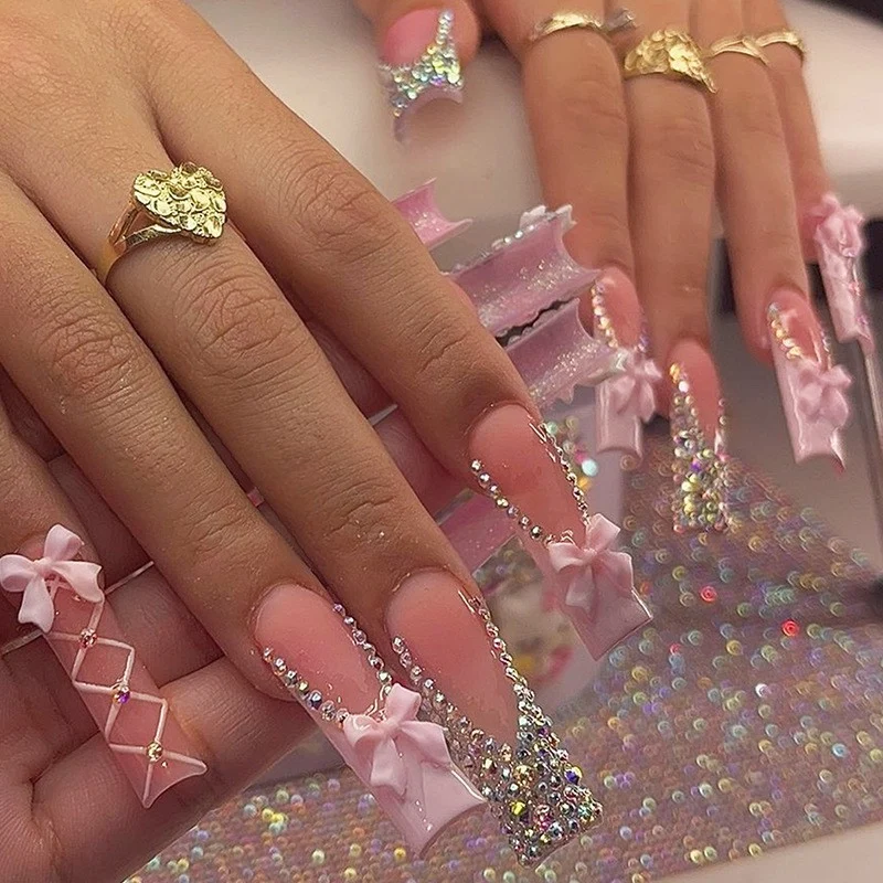 Glamouröses Kunstnagelset mit funkelnden Strass- und Kreuzverzierungen Karnz