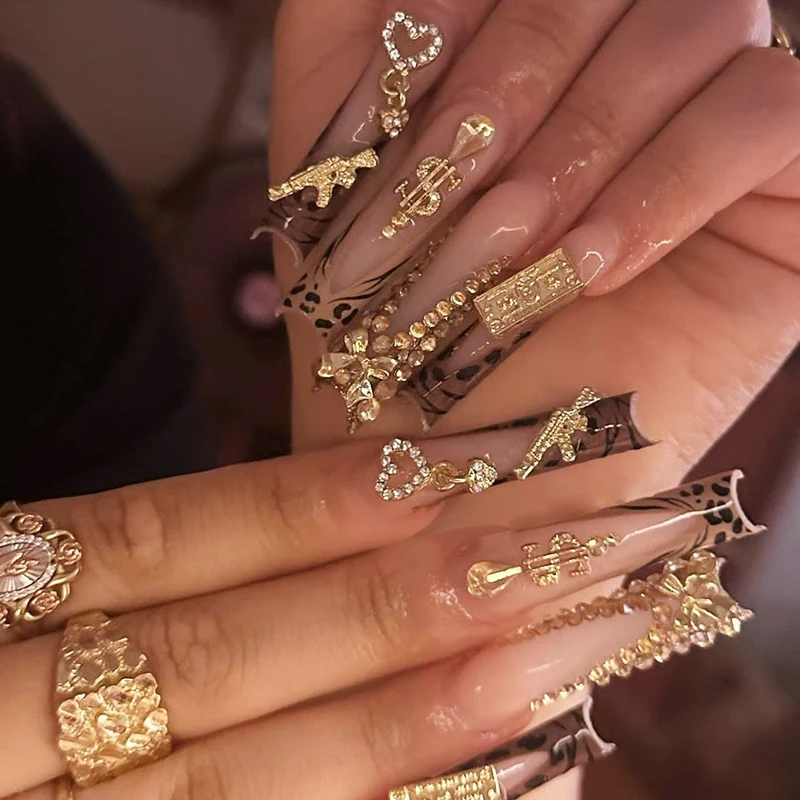Glamouröses Kunstnagelset mit funkelnden Strass- und Kreuzverzierungen Karnz