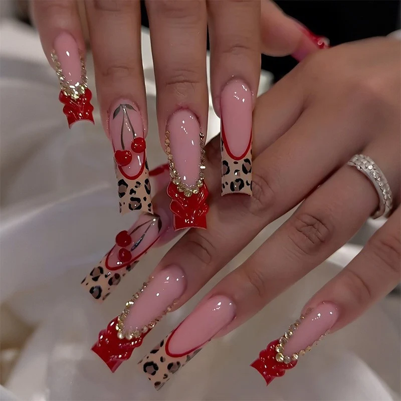 Glamouröses Kunstnagelset mit funkelnden Strass- und Kreuzverzierungen Karnz