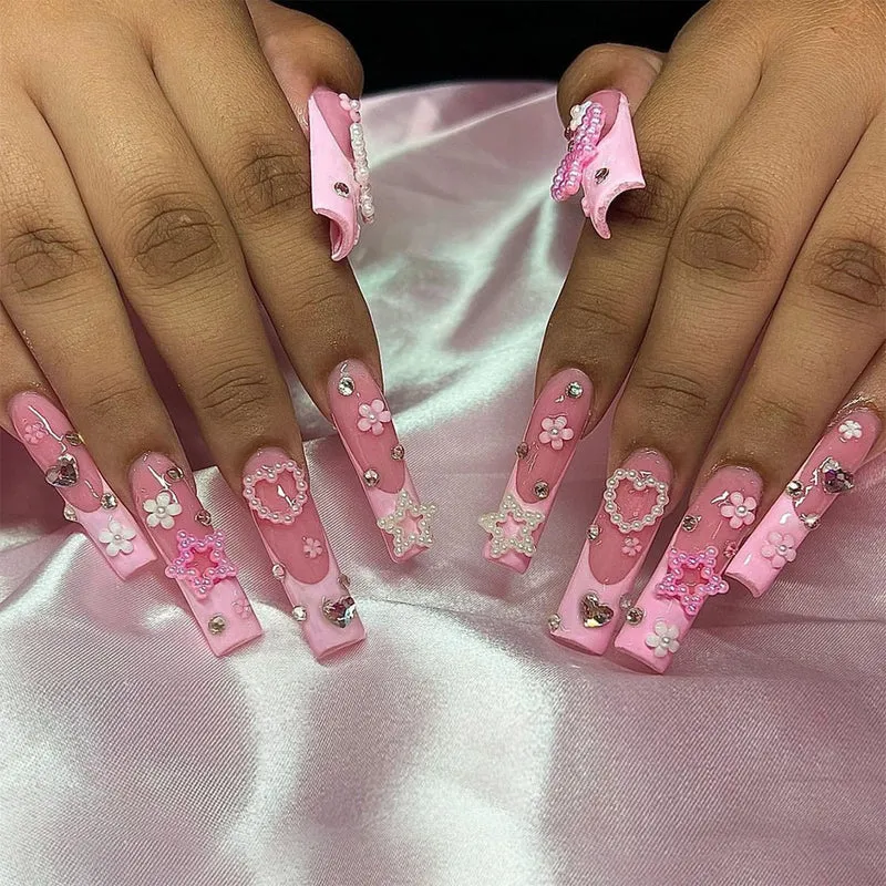 Glamouröses Kunstnagelset mit funkelnden Strass- und Kreuzverzierungen Karnz