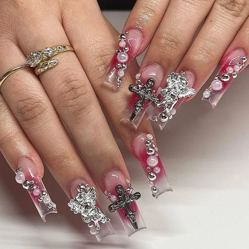 Glamouröses Kunstnagelset mit funkelnden Strass- und Kreuzverzierungen Karnz