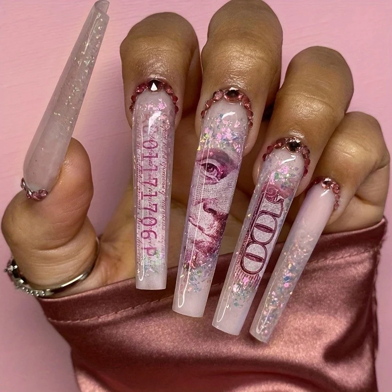 Glamouröses Kunstnagelset mit funkelnden Strass- und Kreuzverzierungen Karnz