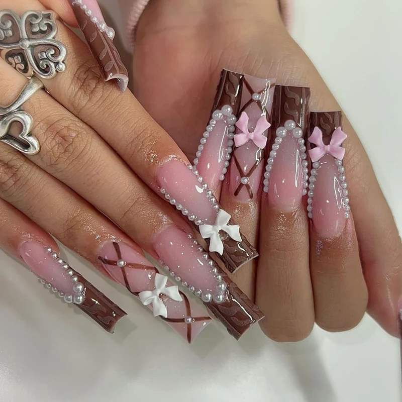 Glamouröses Kunstnagelset mit funkelnden Strass- und Kreuzverzierungen Karnz
