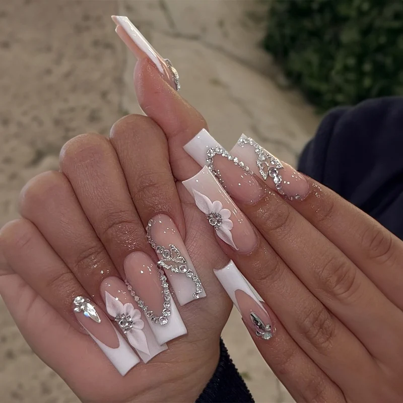 Glamouröses Kunstnagelset mit funkelnden Strass- und Kreuzverzierungen Karnz