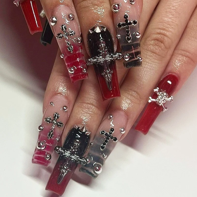 Glamouröses Kunstnagelset mit funkelnden Strass- und Kreuzverzierungen Karnz