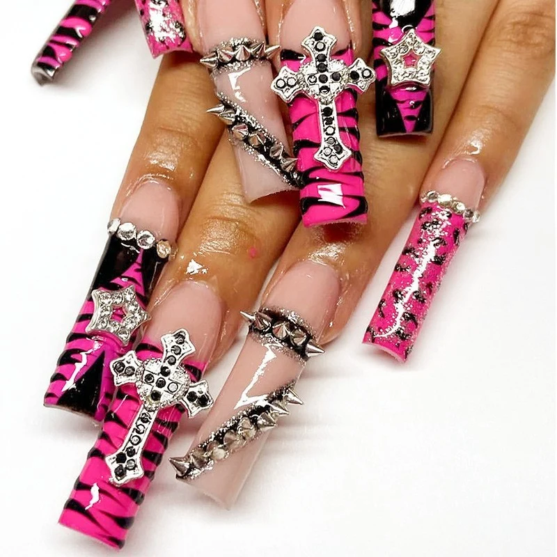 Glamouröses Kunstnagelset mit funkelnden Strass- und Kreuzverzierungen Karnz