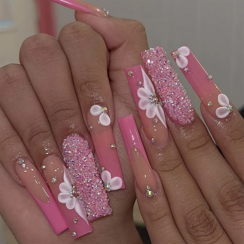 Glamouröses Kunstnagelset mit funkelnden Strass- und Kreuzverzierungen Karnz