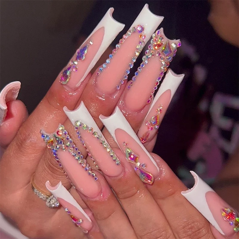 Glamouröses Kunstnagelset mit funkelnden Strass- und Kreuzverzierungen Karnz
