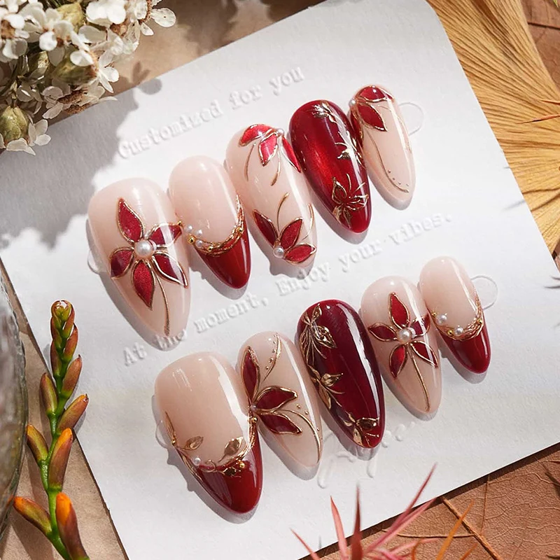 Glamouröses Kunstnagelset mit eleganten Blüten- und Glitzerdetails Karnz
