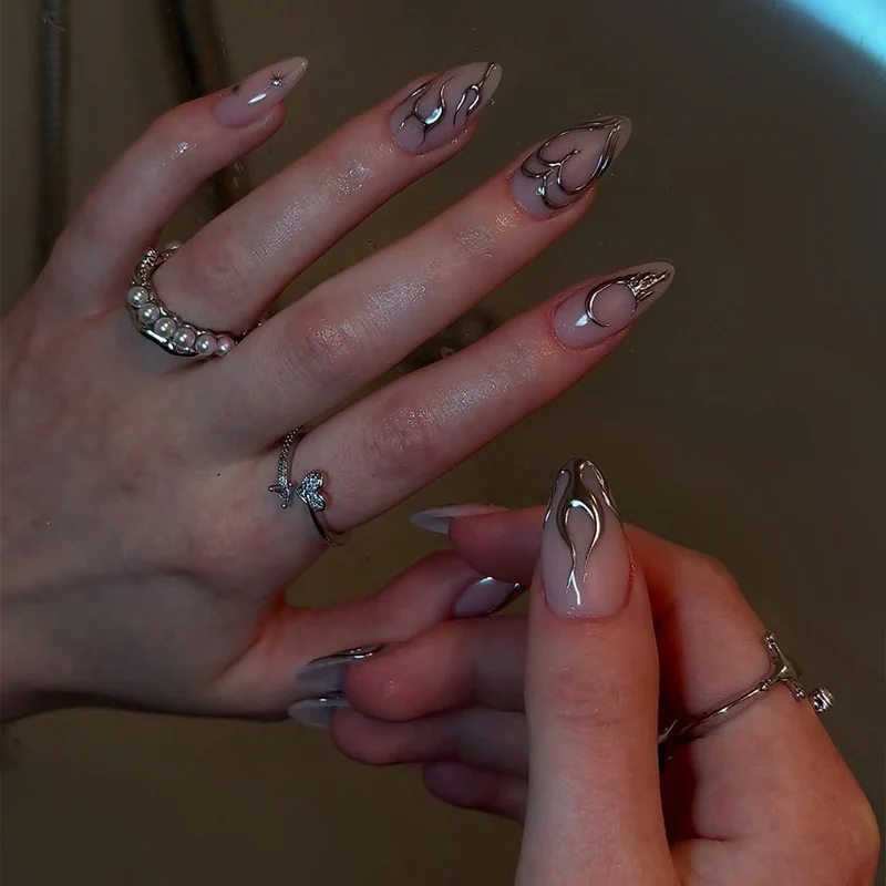Glamouröses Kunstnagelset mit detaillierten Schmuckverzierungen Karnz