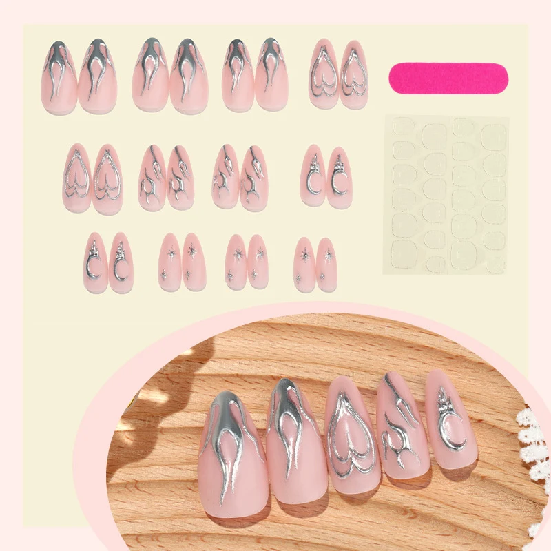 Glamouröses Kunstnagelset mit detaillierten Schmuckverzierungen Karnz