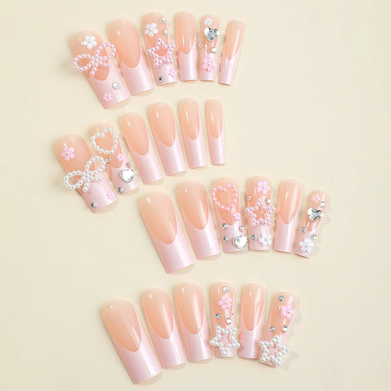 Glamouröses Kunstnageldesign mit goldenen Akzenten Karnz