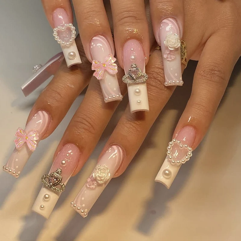 Glamouröses Kunstnageldesign mit goldenen Akzenten Karnz