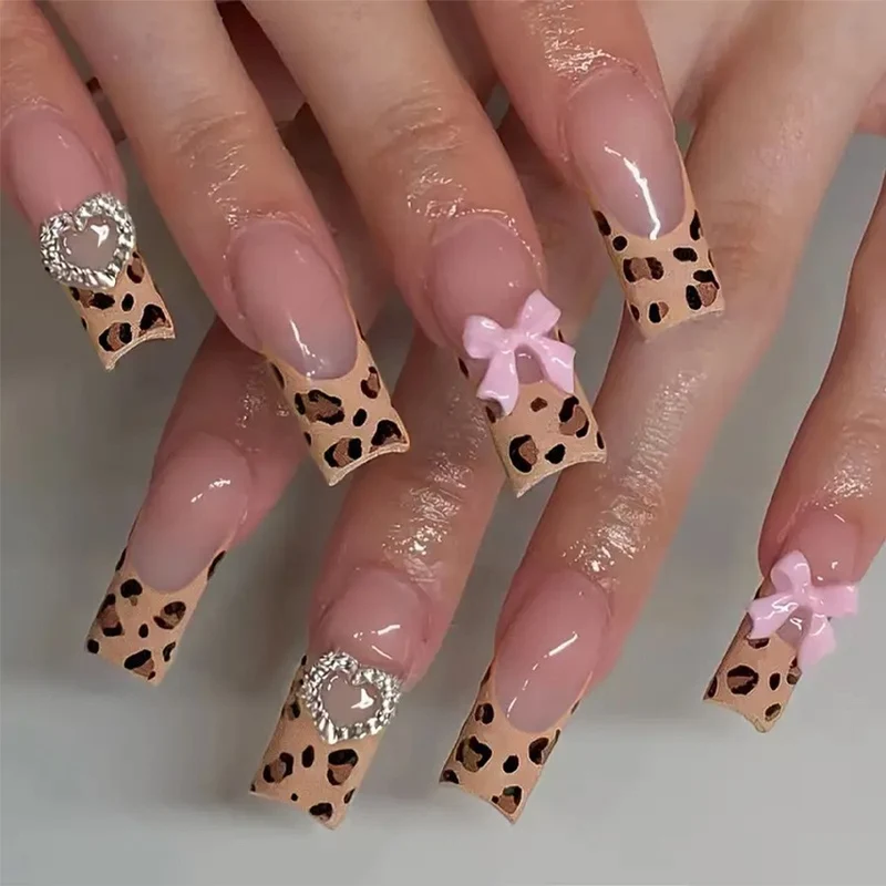 Glamouröses Kunstnageldesign mit goldenen Akzenten Karnz