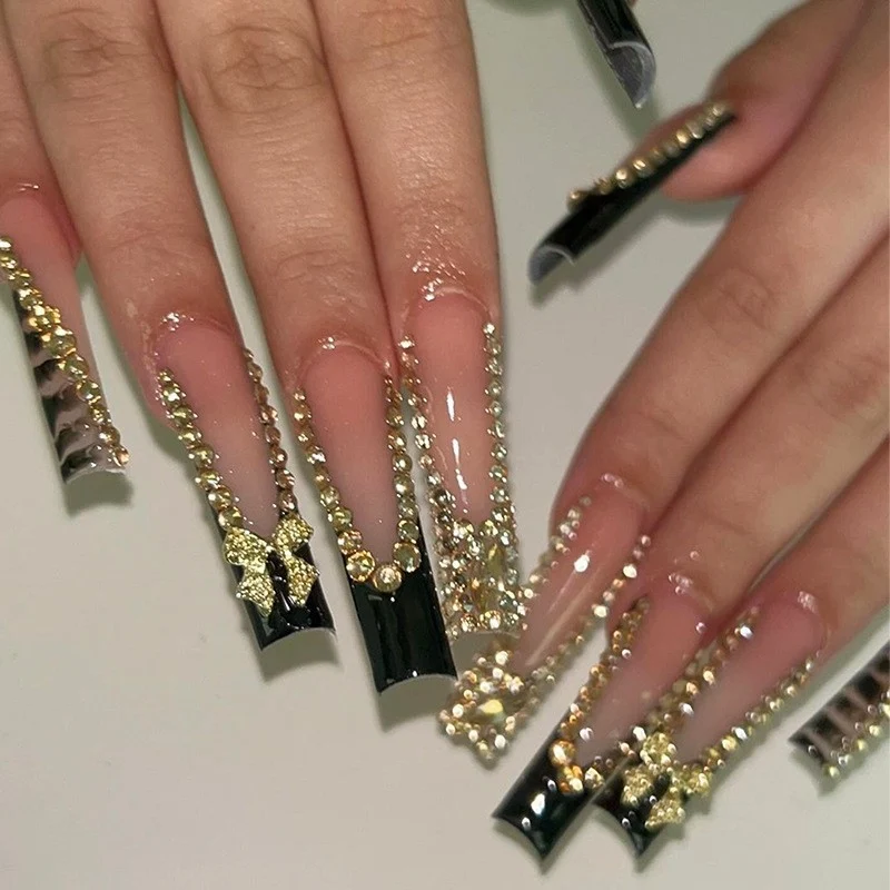 Glamouröses Kunstnageldesign mit goldenen Akzenten Karnz