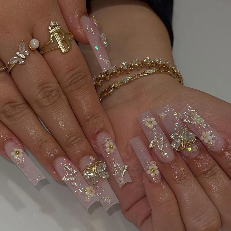 Glamouröses Kunstnageldesign mit goldenen Akzenten Karnz