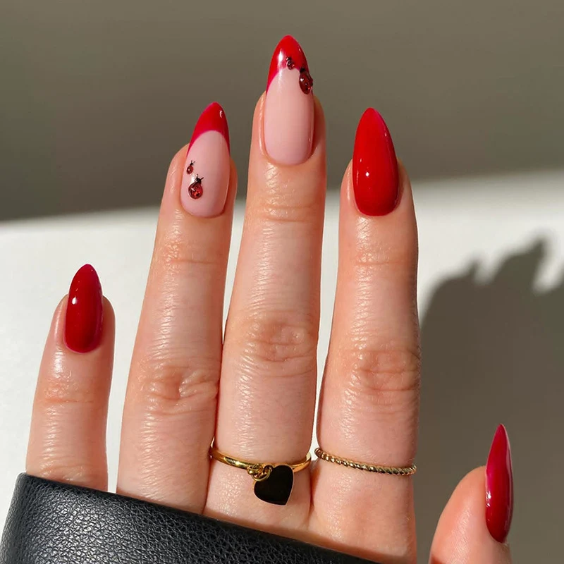 Glamouröse Kunstnägel mit Schmuckdetails Karnz