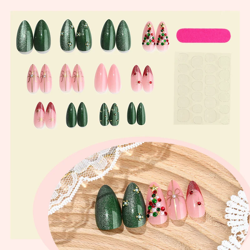 Festliches Kunstnagelset mit weihnachtlichen Motiven und Glitzerakzenten Karnz