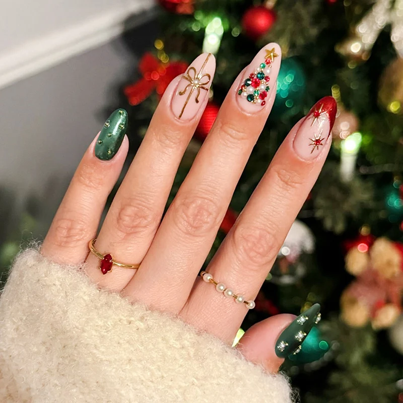 Festliches Kunstnagelset mit weihnachtlichen Motiven und Glitzerakzenten Karnz