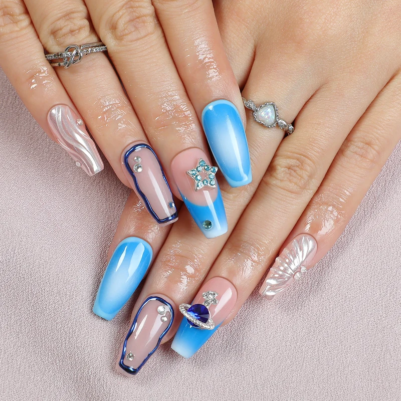 Elegantes Kunstnagelset mit zarten Ombre-Effekten und funkelnden Details Karnz