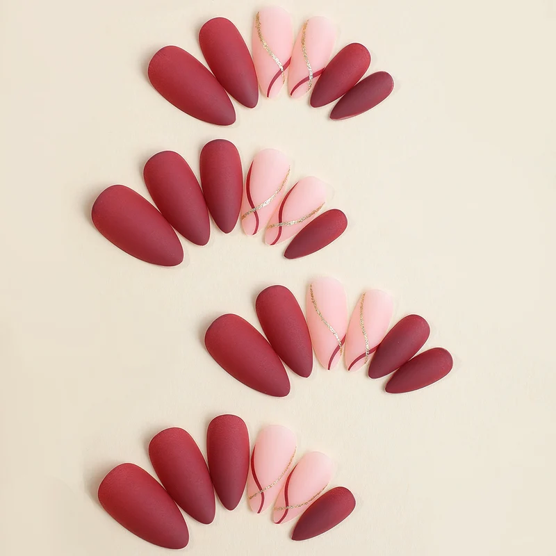 Elegantes Kunstnagelset mit mattem Finish und glamourösen Akzenten Karnz