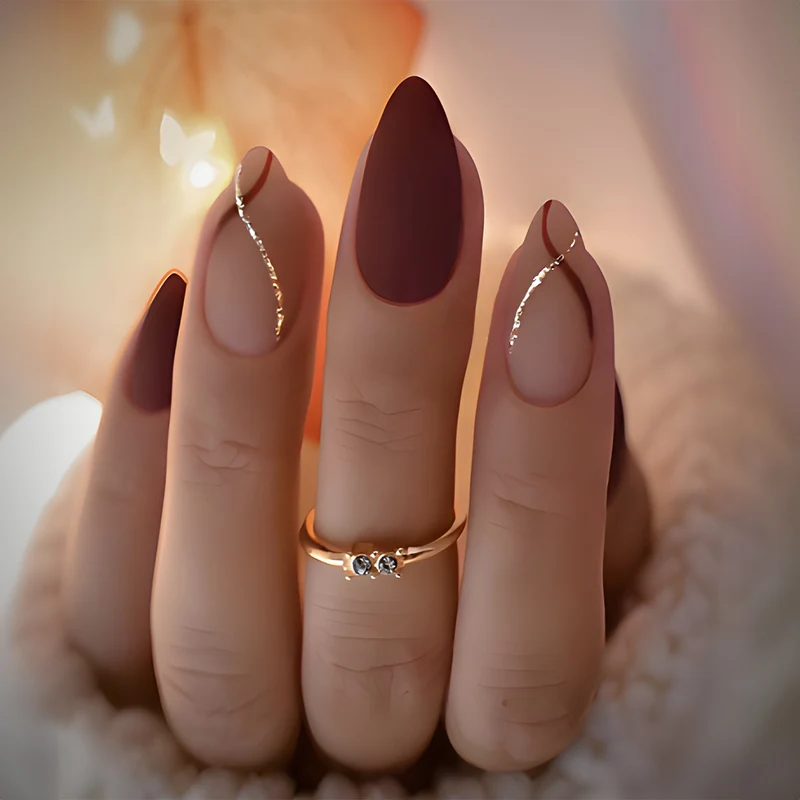 Elegantes Kunstnagelset mit mattem Finish und glamourösen Akzenten Karnz
