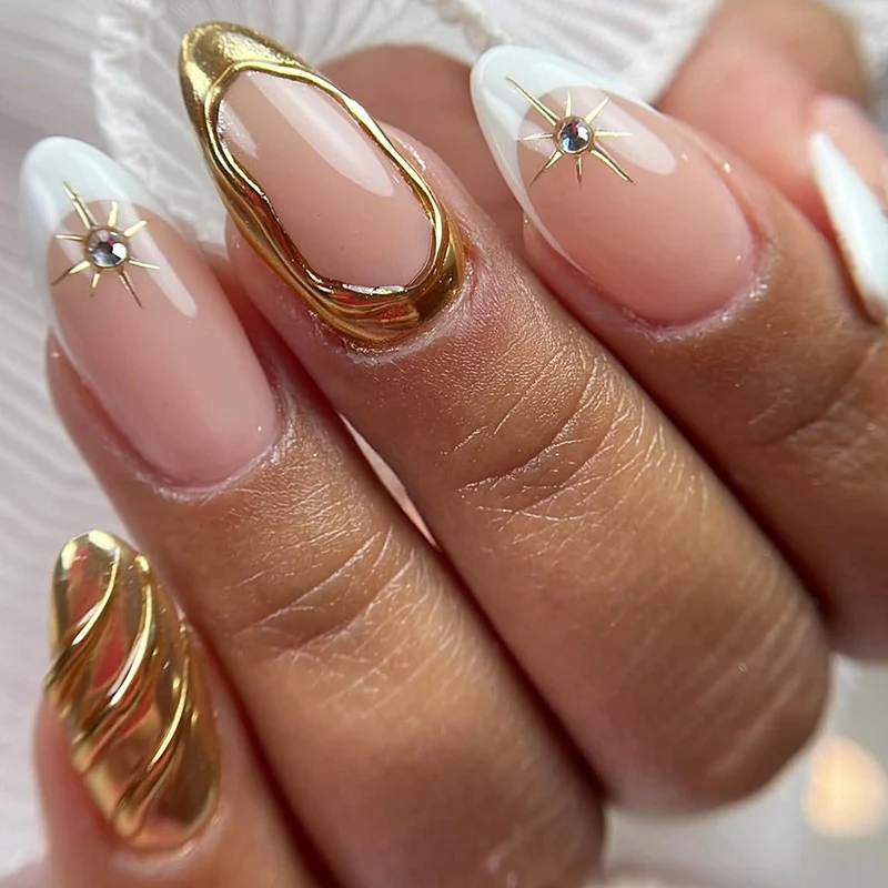 Elegantes Kunstnagelset mit goldenen Akzenten Karnz