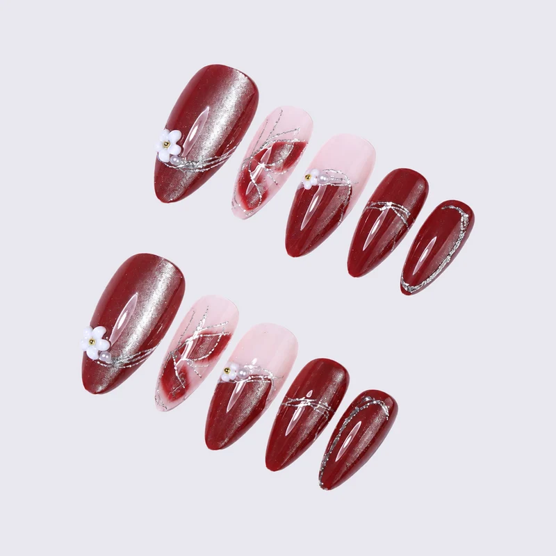 Elegantes Kunstnagelset mit Glitzer- und Blütenverzierungen Karnz